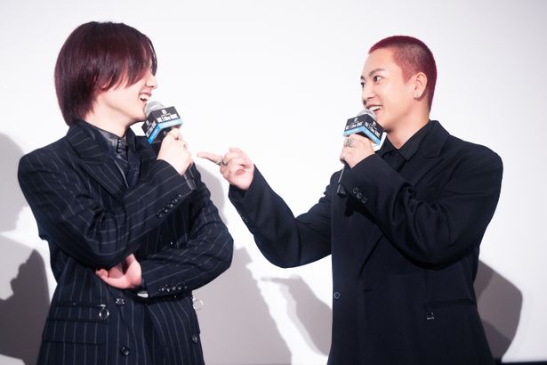 【写真を見る】RYOKIとMANATOのわちゃわちゃとしたやり取りに会場も大盛り上がり！『BE:the ONE』初日舞台挨拶の様子