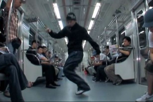 地下鉄の中でもダンス開始。乗客の迷惑にならないように！
