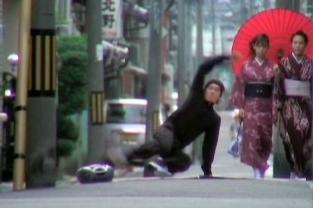 日本の路地でもダンス