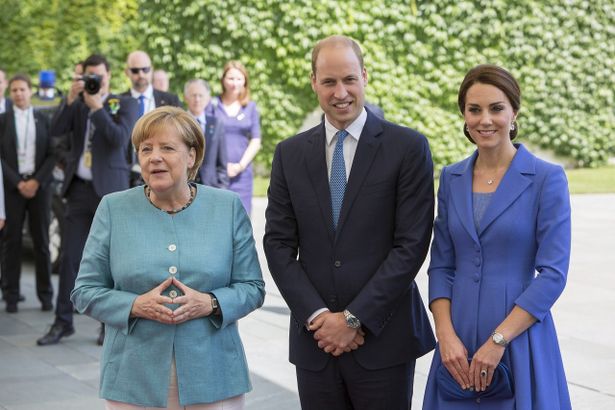 昼間は「女王陛下の秘密兵器」として、ドイツのメルケル首相に会っていた