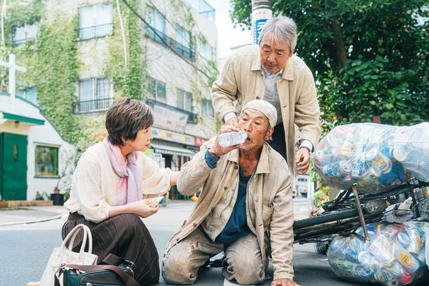 ホームレスのイノさんを心配する福江と荻生牧師の後ろに墨田聖書教会