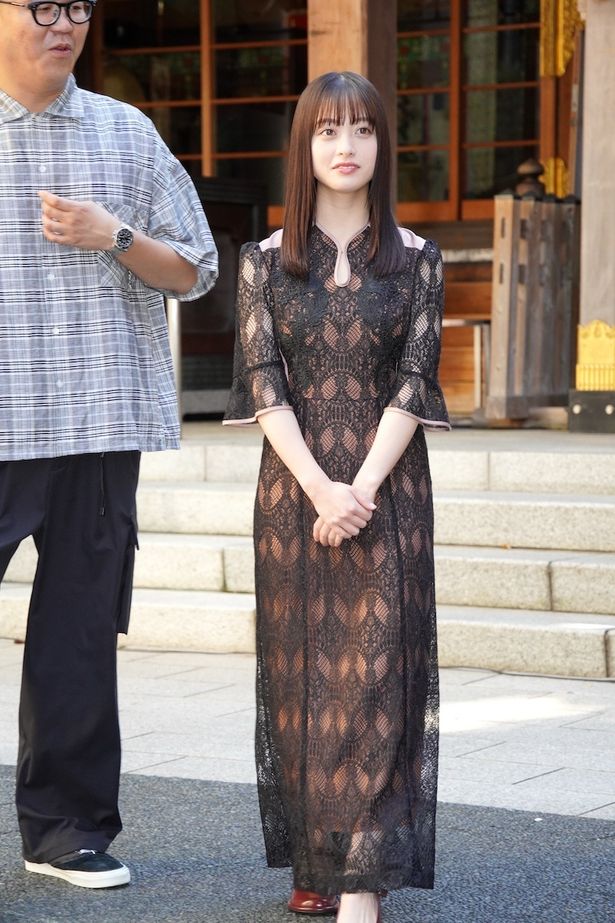 【写真を見る】橋本環奈、透け感のあるブラックドレスで登場！