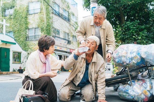 田中泯演じるホームレスのイノさんから、下町の悲劇的な歴史が語られる