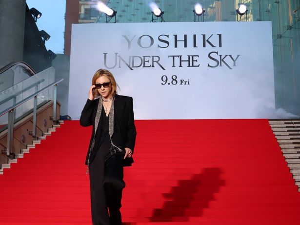 レッドカーペットイベントに登場したYOSHIKI