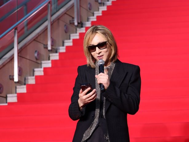 レッドカーペットイベントに登場したYOSHIKI