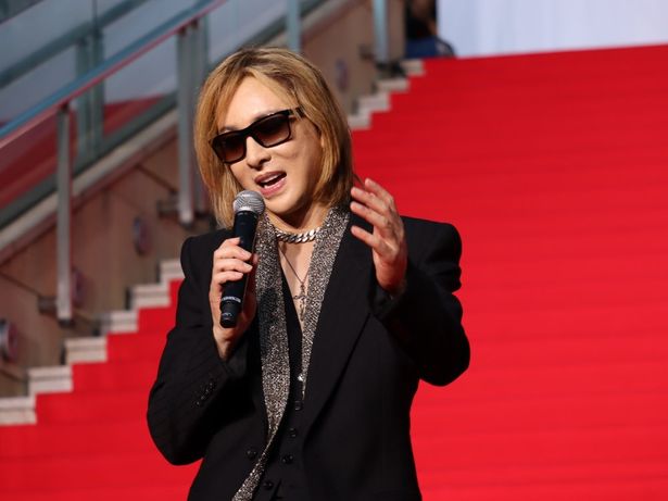 レッドカーペットイベントに登場したYOSHIKI