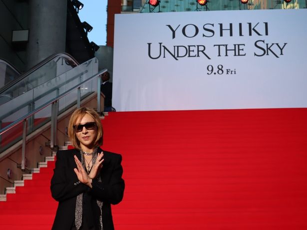 レッドカーペットイベントに登場したYOSHIKI