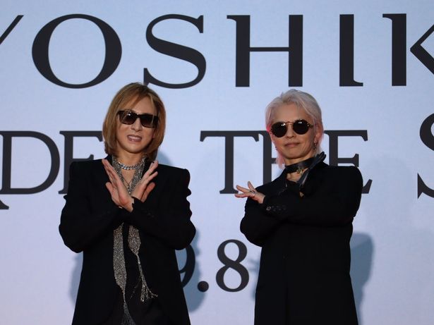 2人で“Xポーズ”を披露したYOSHIKIとHYDE