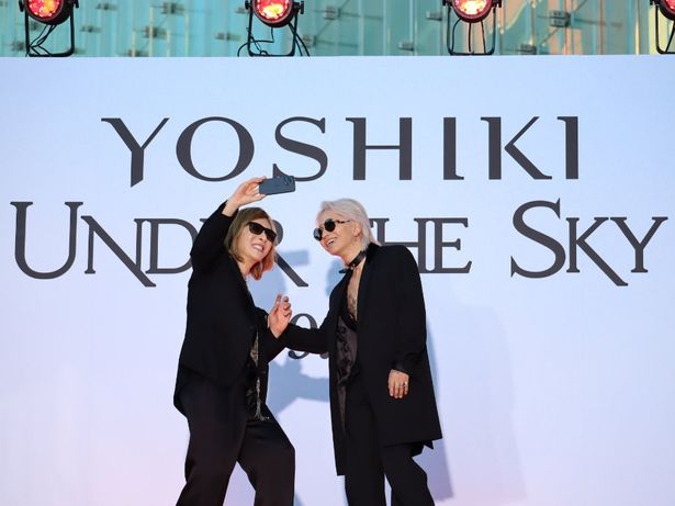 自撮りをするYOSHIKIとHYDE