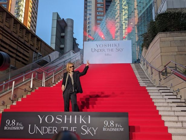 ファンの声援にこたえるYOSHIKI