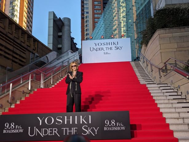 レッドカーペットイベントに登場したYOSHIKI