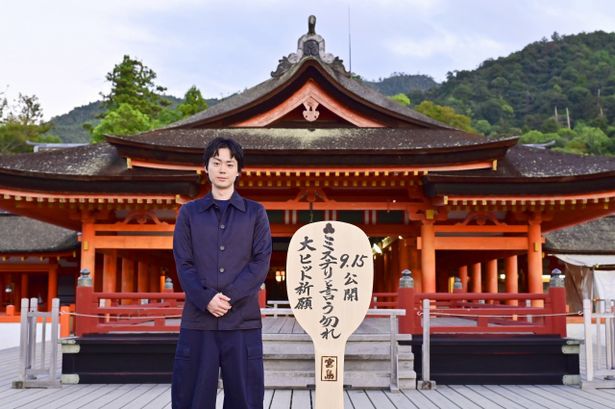嚴島神社の前で杓文字とともにフォトセッション
