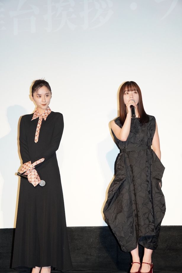 橋本環奈、ふわりと広がるスカートがキュートなブラックドレスで登場