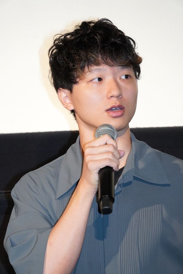 『ほつれる』公開記念舞台挨拶に登壇した加藤拓也監督