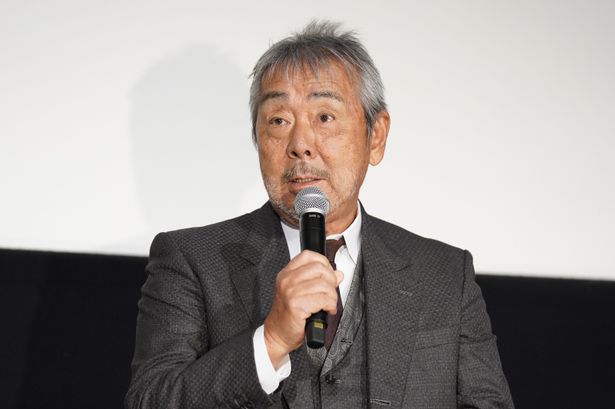 「全国のサユリストの皆さん、小百合さんから想いを寄せられる役を演じており、申し 訳ありません」と挨拶した寺尾聰