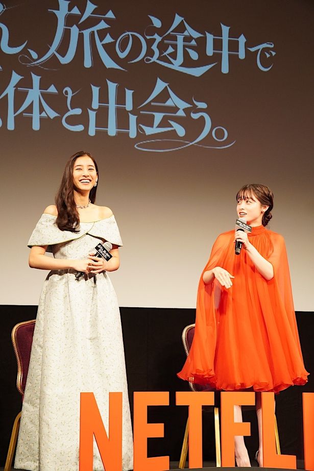 【写真を見る】橋本環奈＆新木優子、童話の世界をイメージしたドレスで登場！