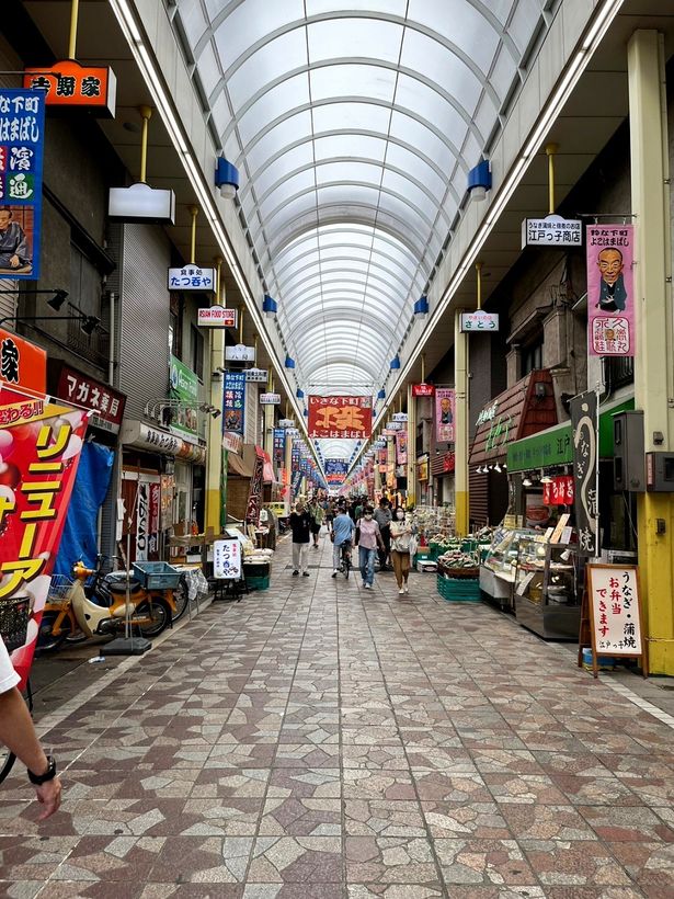 活気に満ちた横浜橋通商店街にはレトロなお店と新しいお店が混在している