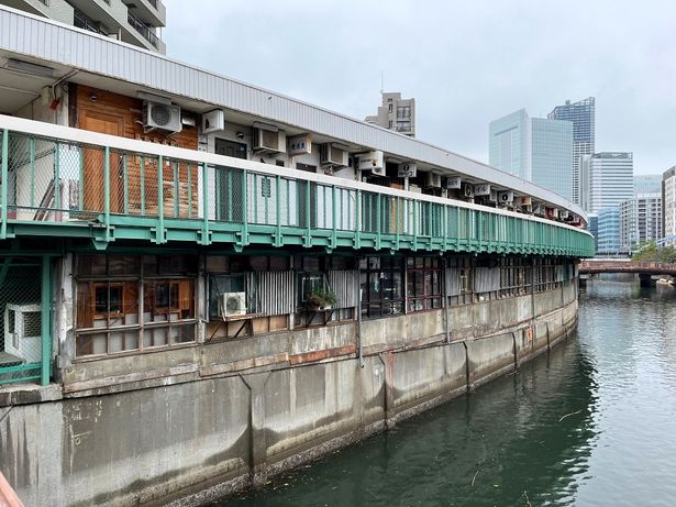 野毛都橋商店街ビルは大岡川に沿った弓なりの形がユニークだ