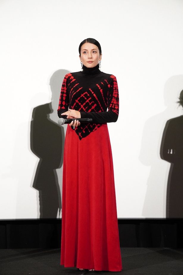 【写真を見る】柴咲コウ、黒×赤のシックなドレスで登場！会場から歓声を浴びた