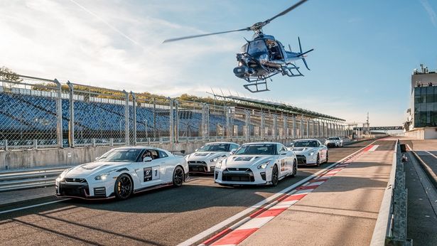 撮影のために予備車を入れて22台が用意されたニッサン GT-R NISMO GT3