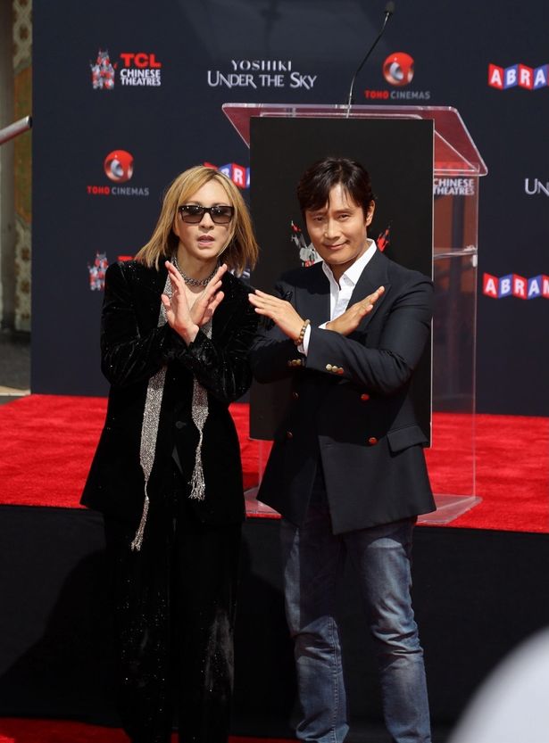 【写真を見る】イ・ビョンホンとXポーズを決めるYOSHIKI