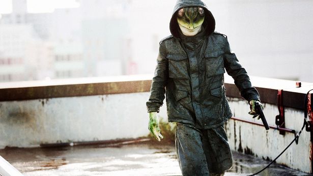 カエルのマスクを被り、猟奇的な殺害方法で人々の命を奪うカエル男(『ミュージアム』)