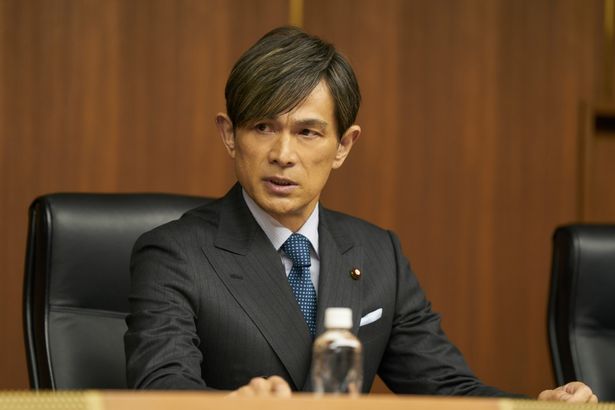 敏腕の内閣官房長官・海原渉を演じる江口洋介