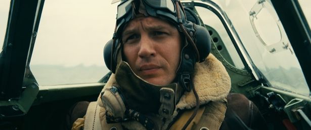 ノーラン監督作品常連のトム・ハーディは、戦闘機パイロットを演じる