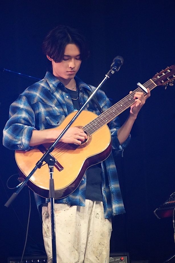 【写真を見る】松村北斗、緊張！ギターの生演奏を初披露した