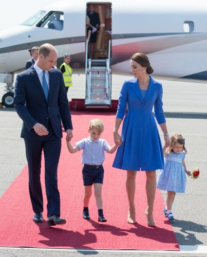 キャサリン妃、家族みんなでコーディネートした青のコートでドイツ入り！