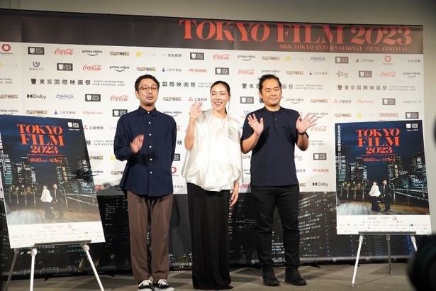 安藤桃子監督、父・奥田瑛二と並んだポスターと一緒に笑顔でフォトセッション