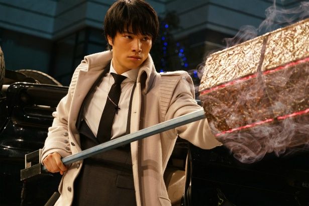 【写真を見る】鈴木伸之演じる亜門が重そうな武器・クインケを手に戦う