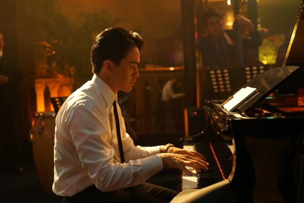 池松壮亮が半年間の猛練習を経て、『白鍵と黒鍵の間に』でジャズピアニストを演じた