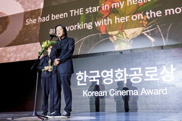 イ・チャンドン監督は「韓国映画に数多くの星があるが、ユン・ジョンヒ先生は最も輝いて美しい星だった」とコメント