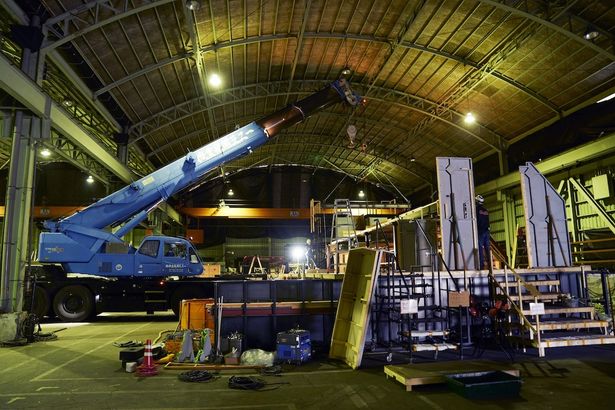 【写真を見る】潜水艦の浮遊感を再現！倉庫のなかで吊るされて撮影された巨大セット