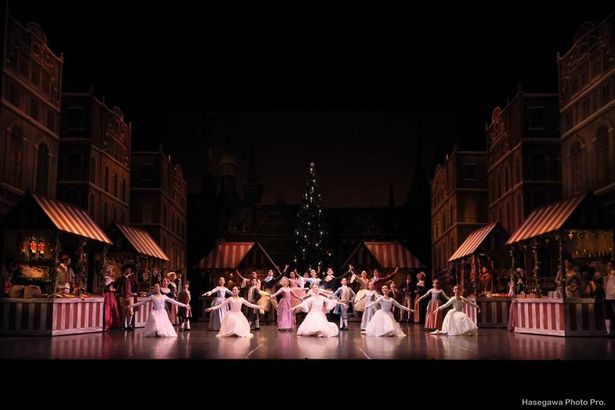 スターダンサーズ・バレエ団による「くるみ割り人形」では、1幕のパーティのシーンがクリスマスマーケットとして描かれる