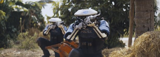 警官ロボットが警備するなどニューアジアではAIと人間が共存している