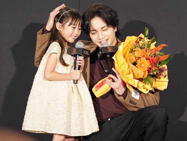 主演映画『おまえの罪を自白しろ』(10月20日公開)イベントで子役から花束をもらいデレデレの中島健人
