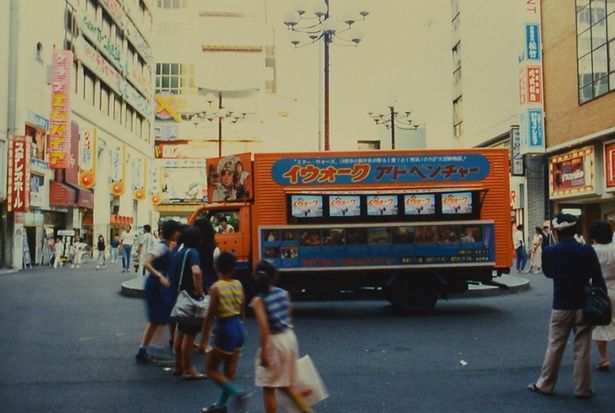 映画の告知なども行われていた以前の広場。何度かの名前変更を経て、現在の「歌舞伎町シネシティ広場」となった