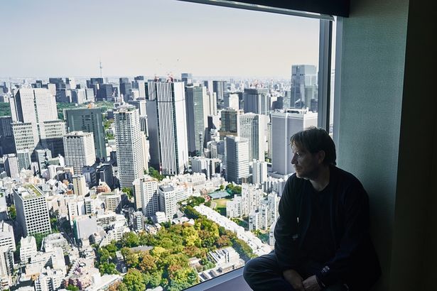東京の街とギャレス・エドワーズ監督。本作は日本での撮影も行われた