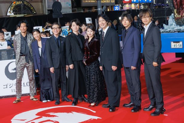 【写真を見る】豪華キャスト陣が歌舞伎町に出現した“ゴジラサイズ”のレッドカーペットに集結！