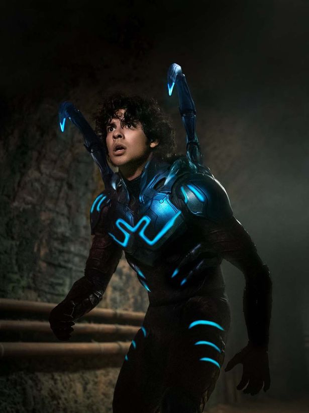 DCから“寄生型”最強スーパーヒーロー、ブルービートルが誕生！本編冒頭 
