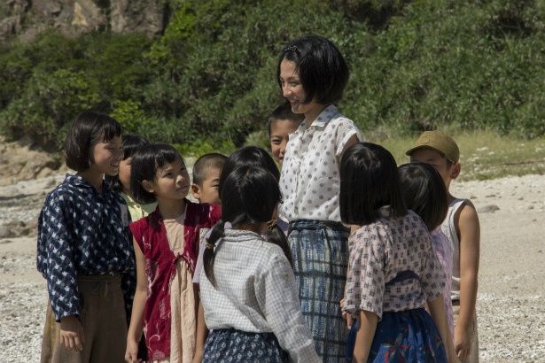 国民学校教員として働く大平トエ(満島ひかり)