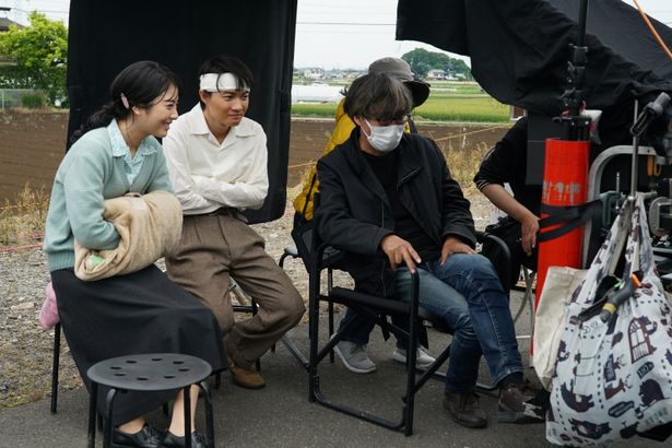 山崎監督と共に笑顔にあふれた撮影風景