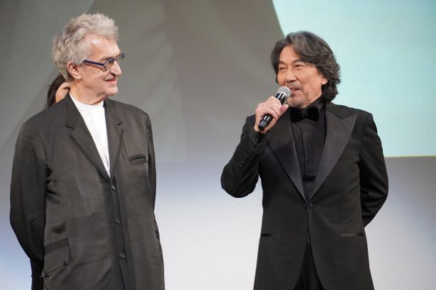 【写真を見る】『PERFECT DAYS』のヴィム・ヴェンダース監督と主演の役所広司が笑みを交わす