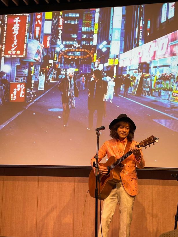 プレミアで『TOKYO POP』の主題歌を歌うダイアモンド・ユカイ