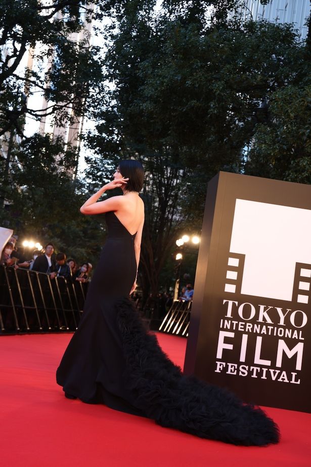 第36回東京国際映画祭、レッドカーペットイベントに登場した三吉彩花
