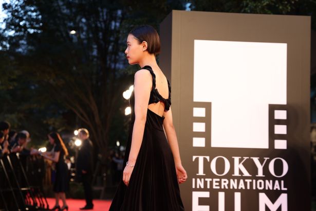 第36回東京国際映画祭、レッドカーペットイベントに登場した杉咲花。バックスタイルもステキ！