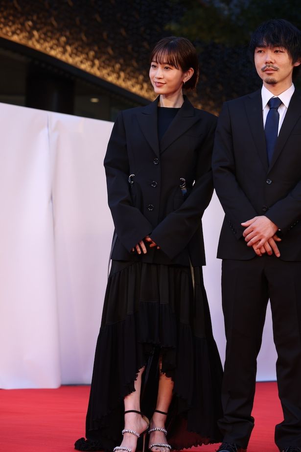 前田敦子は、ADEAMのジャケット＆アシンメトリースカートで登壇