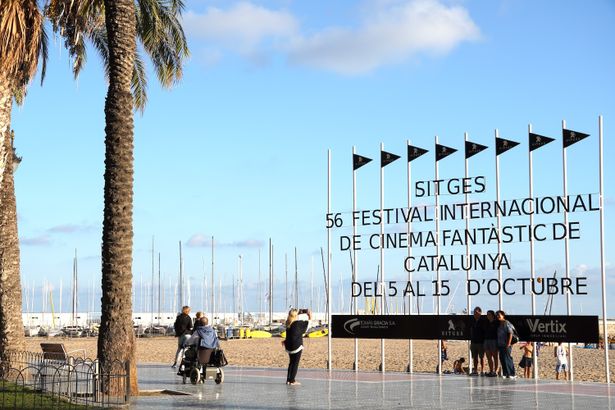 地中海を臨む街、シッチェス。海辺にも映画祭の巨大看板が掲げられていた